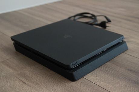 Ps4 slim 500 gb, super stav, málo hraná,