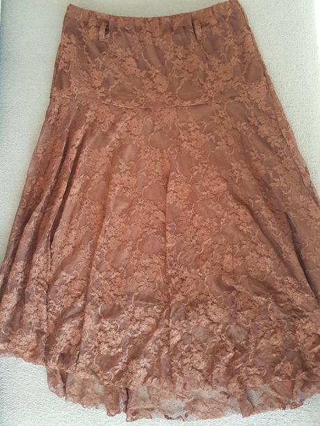 Hnedá sukňa s kvetmi, l