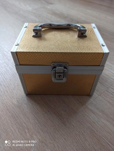 Zlatista sperkovnica, 