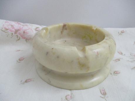 Mramorový popolník,