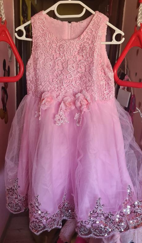 Predám krásne dievčenské šaty, 152