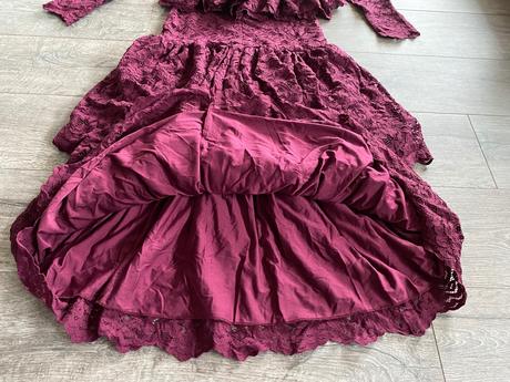 Kvalitne spolocenske saty zn. threadz, s