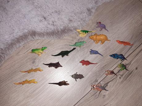 18 kusov mini dinosaurov,