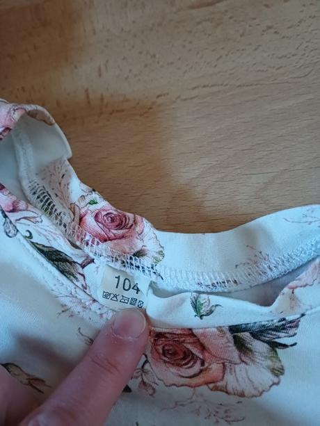 Krasny top s volanovymi rukavmi, 104