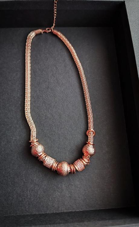 Náhrdelník medenej farby,