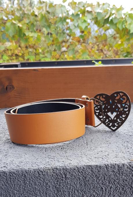 Hnedý opasok s tyrkysovým srdcom,