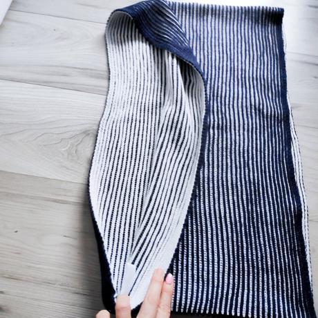 Tmavomodry obojstrany šal, l