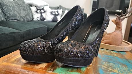 Trblietavé šaty, l