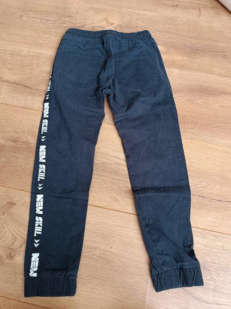 Cierne sportove nohavice 140, 140