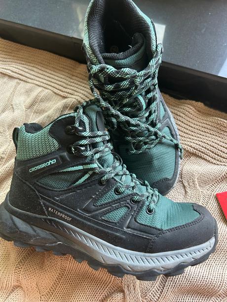 Turisticke topanky crossroad, 36