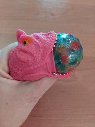 Mačkacia hračka dino,