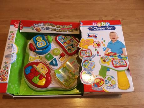 Stolík s tisícami aktivit,