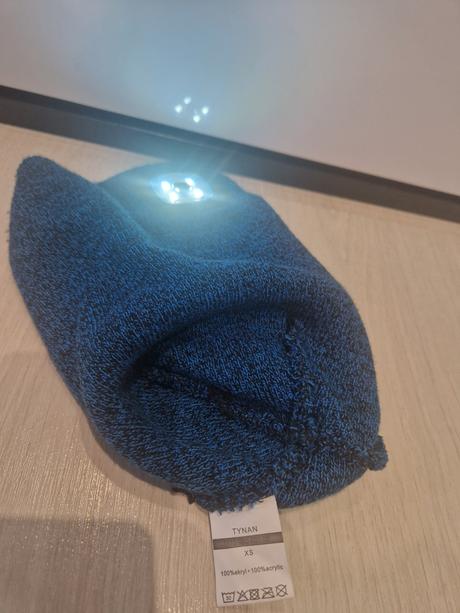Zimna ciapka s led svetlom, xs