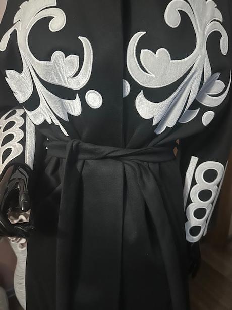 Nádherný kabát s aplikáciami a kratšími rukávmi, l / m