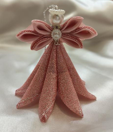 Anjel z organzy a saténu, 