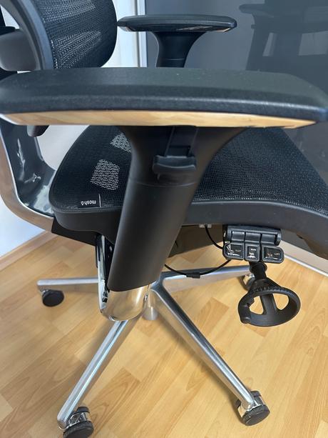 Ergonomická kancelárska stolička mosh airflow 702,