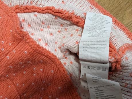 Svetrík s anjelikmi, 104