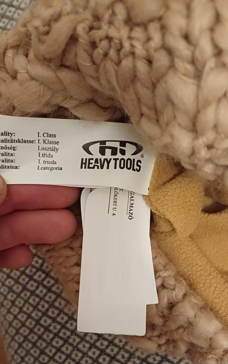 Tepla zimna ciapka nova s visackou,