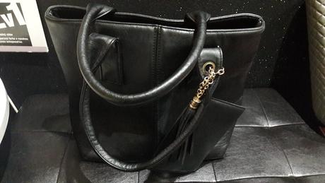 Priestrana cierna kabela,