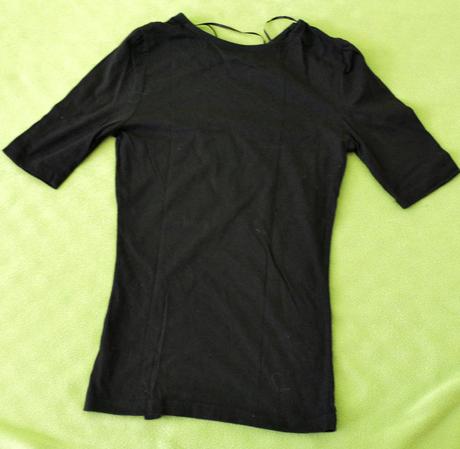 Úzke čierne tričko, 158