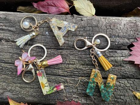 Ručne vyrobené živicové kľúčenky, 