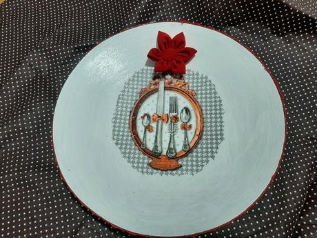 Drevený tanier s dekupage s čipkou., 