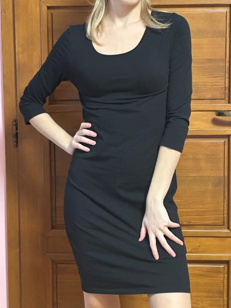 Čierne obtiahnuté šaty, s