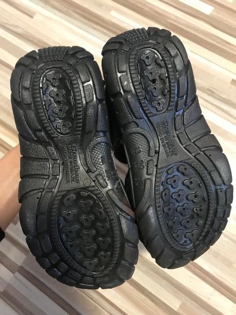 Čierne sandále, 31