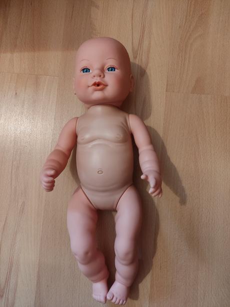 Bábika, ktorá pije a ciká, 