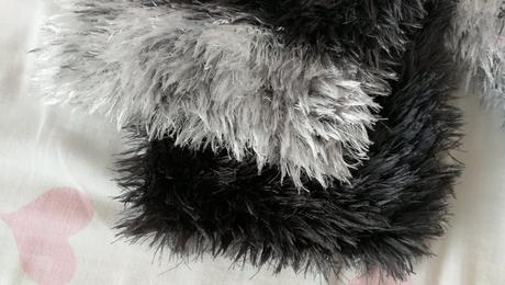 Šedý chlpatý šál,