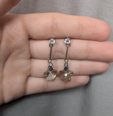 Visiace náušnice (kvietok), 