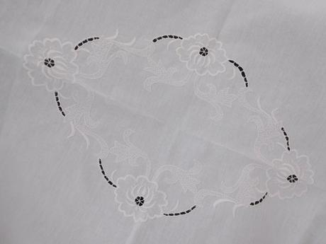 Obrus biely vyšívaný na stroji/menšie ručne vyšité,