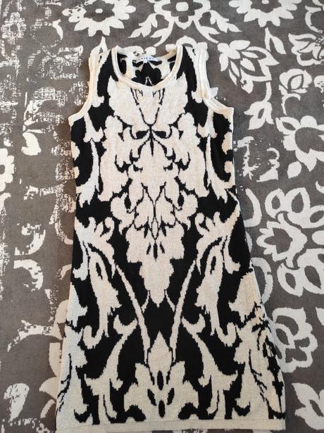 Zlato-cierne šaty, l