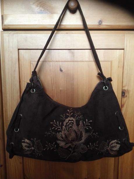 Vyšívaná kabelka, 