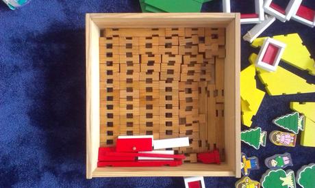 Drevený domček v drevenej krabici,