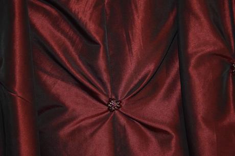 Krásne šaty bordovej farby, vyšívaný vrchný diel, 42