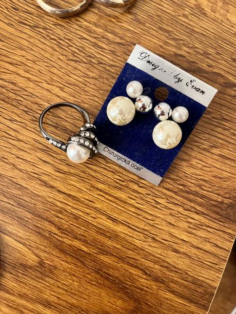 Perlové naušnice a prsteň nepoužite, 