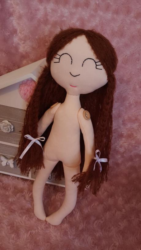 Bábika v obojstranných šatečkách,