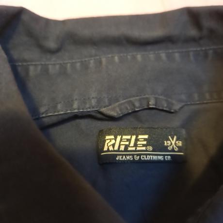 Tmavomodrá košeľa rifle, rifle,m