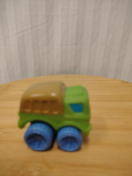 Zelené gumené autíčko playskool wheel pals, 6 cm, 