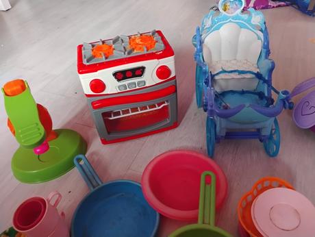 Regál+kresielko+žehliaca doska+hračky,