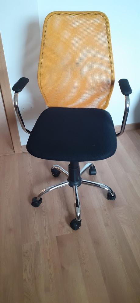 Žltá stolička na kolieskach do detskej izby, 