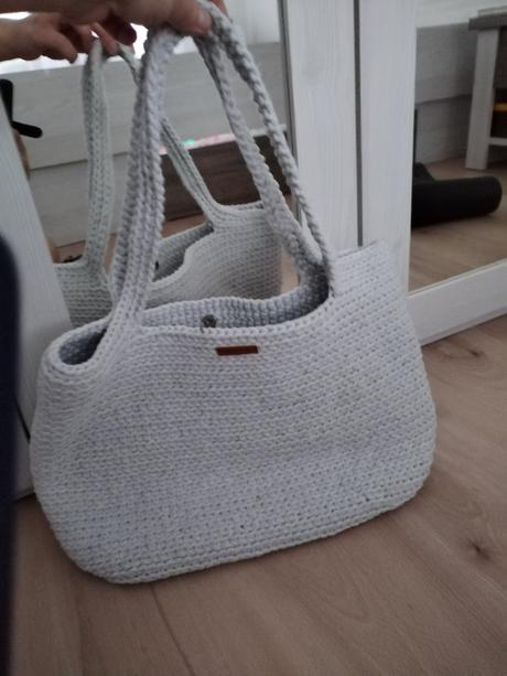 Kabelka bledosivá, nádherná ručná práca, 