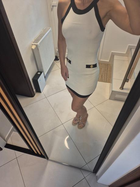 Luxusné šaty so zlatými gombíkmi, xs