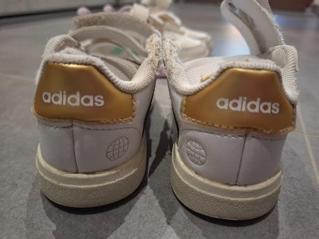 Botasky adidas so zlatými pásikmi, adidas,24