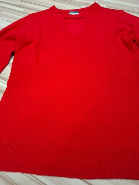 Červený svetrík, s
