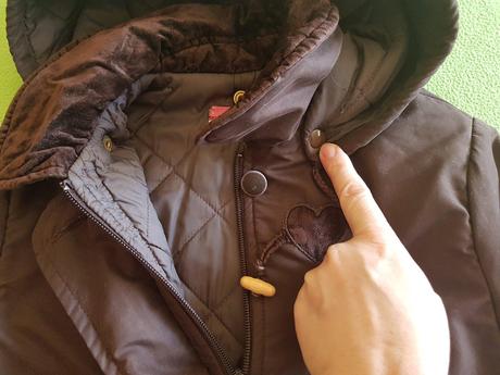 Bunda so zamatovými doplnkami, 128