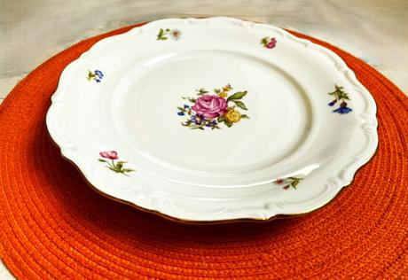 Starožitný porcelánový tanier,