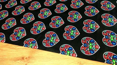 Bavlnená látka - folk srdcia na čiernom - cena za,