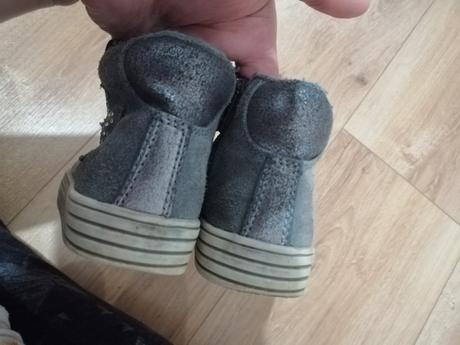 Semišove topánky, 25